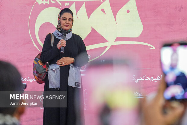 ضرغامی: نگذاشتم به مریلا زارعی دیپلم افتخار بدهند ضرغامی: نگذاشتم به مریلا زارعی دیپلم افتخار بدهند