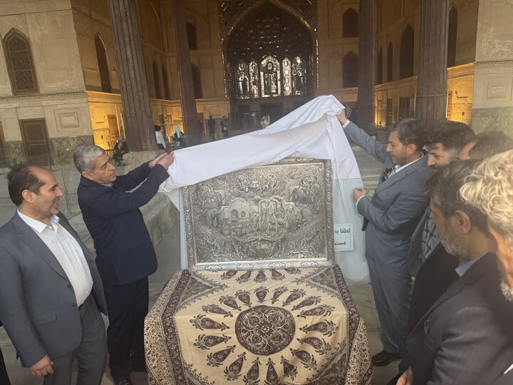 رونمایی از اثر نفیس قلمزنی «از گندم تا نان» در کاخ چهلستون رونمایی از اثر نفیس قلمزنی «از گندم تا نان» در کاخ چهلستون
