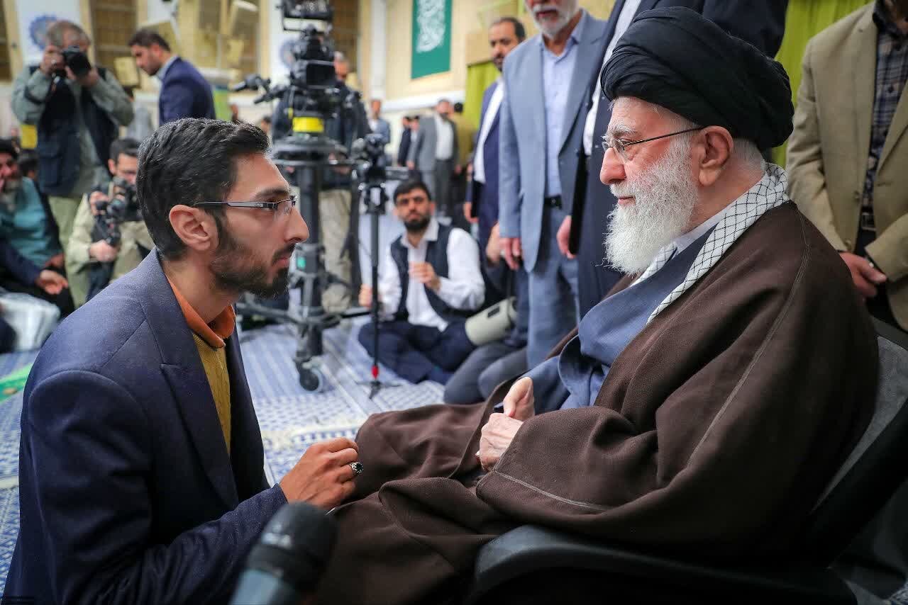 قله نزدیک است، یاری کن امام عصر را قله نزدیک است، یاری کن امام عصر را