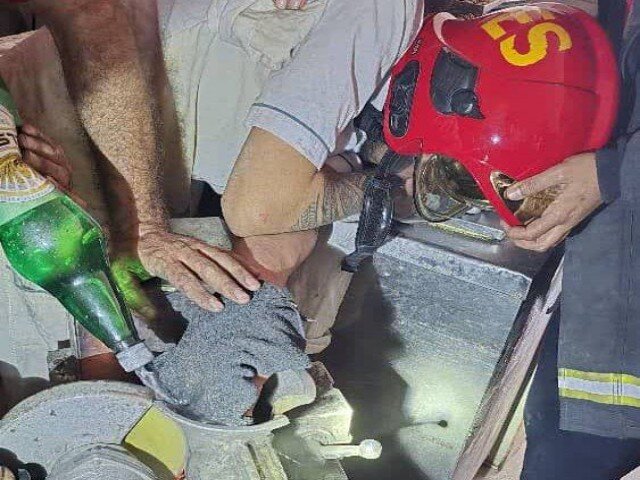 حادثه در قنادی سنندج؛ نجات دست کارگر ۱۸ ساله از چرخ گوشت صنعتی حادثه در قنادی سنندج؛ نجات دست کارگر ۱۸ ساله از چرخ گوشت صنعتی