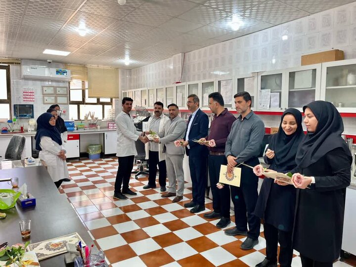 فعالان آزمایشگاهی در دیلم تجلیل شدند فعالان آزمایشگاهی در دیلم تجلیل شدند