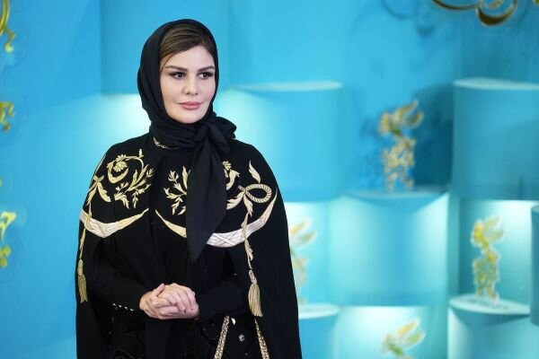 رز رضوی در نمایش «به یک قاتل ساده نیازمندیم» رز رضوی در نمایش «به یک قاتل ساده نیازمندیم»