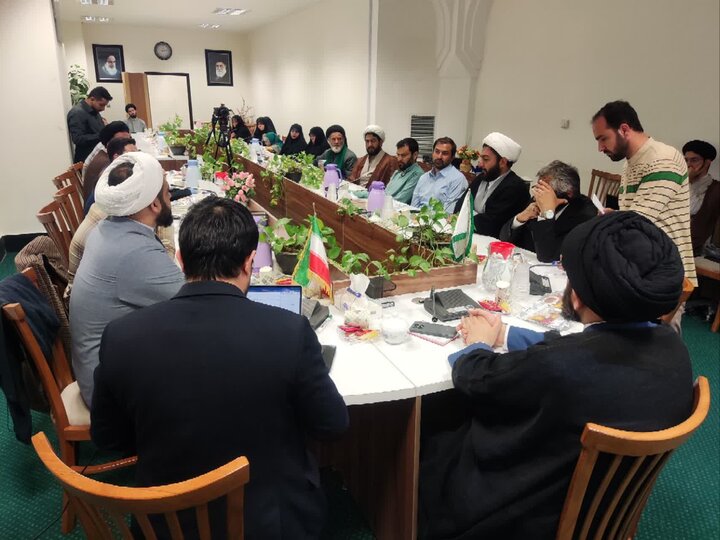 مسئولان استانی جامعه قرآنی عصر در حرم بانوی کرامت گردهم آمدند مسئولان استانی جامعه قرآنی عصر در حرم بانوی کرامت گردهم آمدند