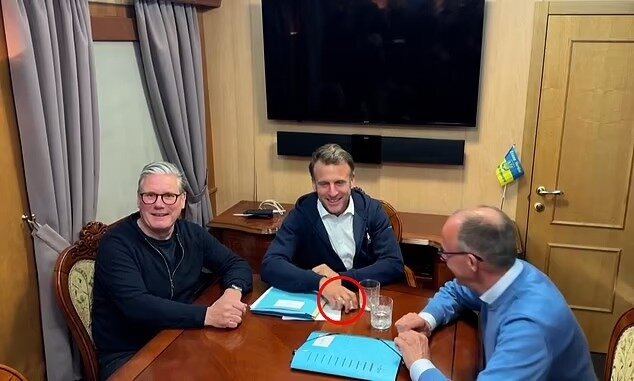 كوكايين أم منديل؟ ما الذي أخفاه ماكرون في قطار كييف؟ + صور