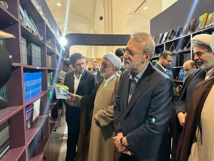 بازدید لاریجانی از غرفه انتشارات دانشگاه بینالمللی اهلبیت (ع) بازدید لاریجانی از غرفه انتشارات دانشگاه بینالمللی اهلبیت (ع)