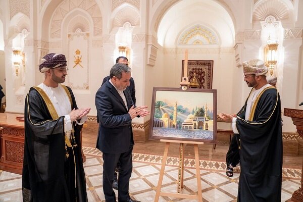 تمبر یادبود همکاری بین ایران و عمان رونمایی شد تمبر یادبود همکاری بین ایران و عمان رونمایی شد