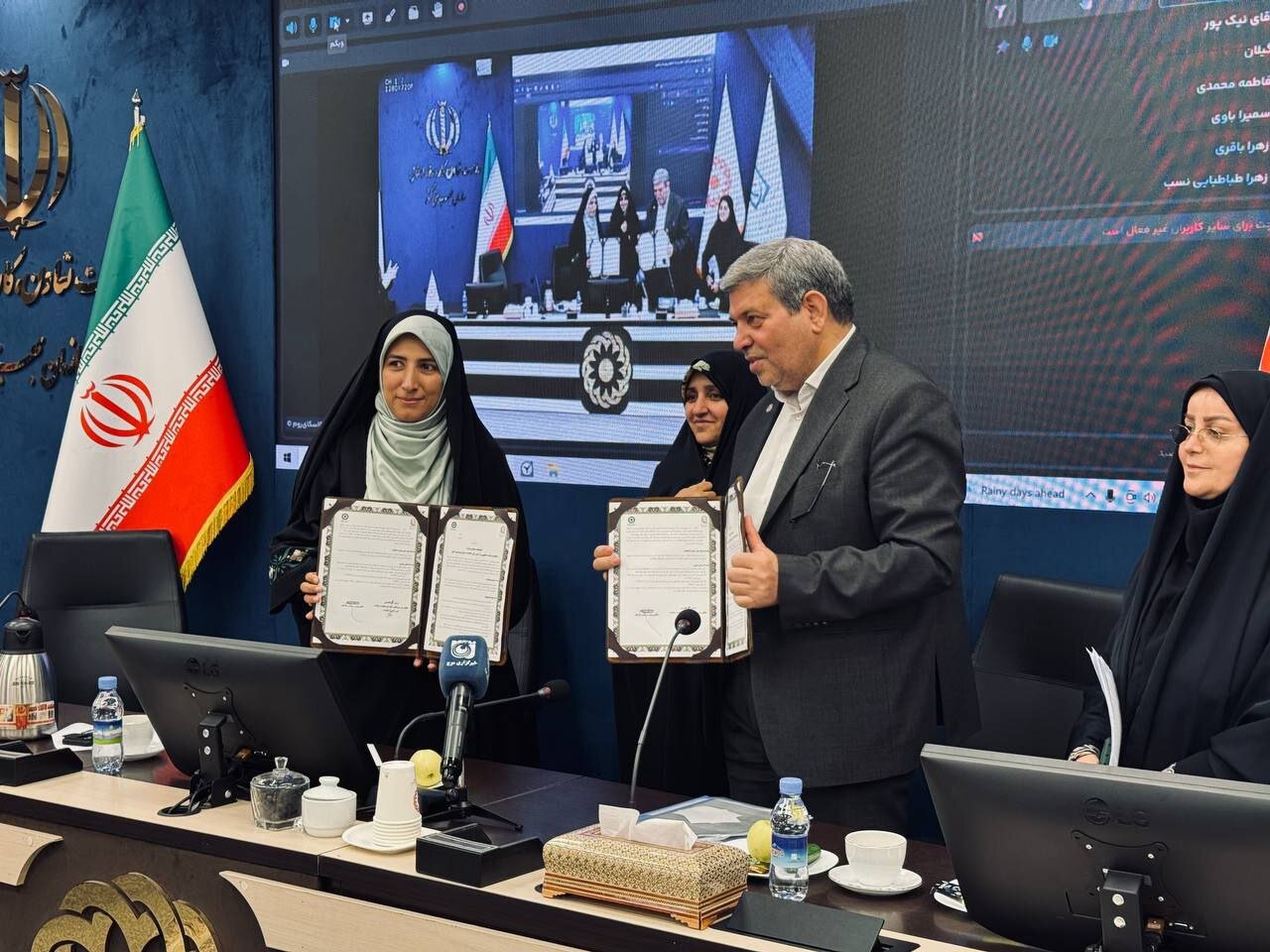 تفاهمنامه همکاری با بهزیستی برای حمایت از زنان آسیبپذیر امضا شد تفاهمنامه همکاری با بهزیستی برای حمایت از زنان آسیبپذیر امضا شد