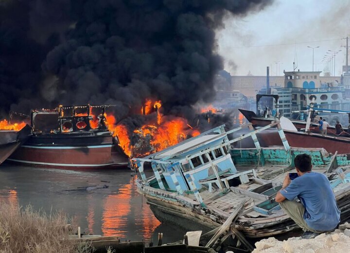 مهار آتشسوزی در اسکله پارسیان با سوختن ۲۰ لنج تجاری در آتش مهار آتشسوزی در اسکله پارسیان با سوختن ۲۰ لنج تجاری در آتش