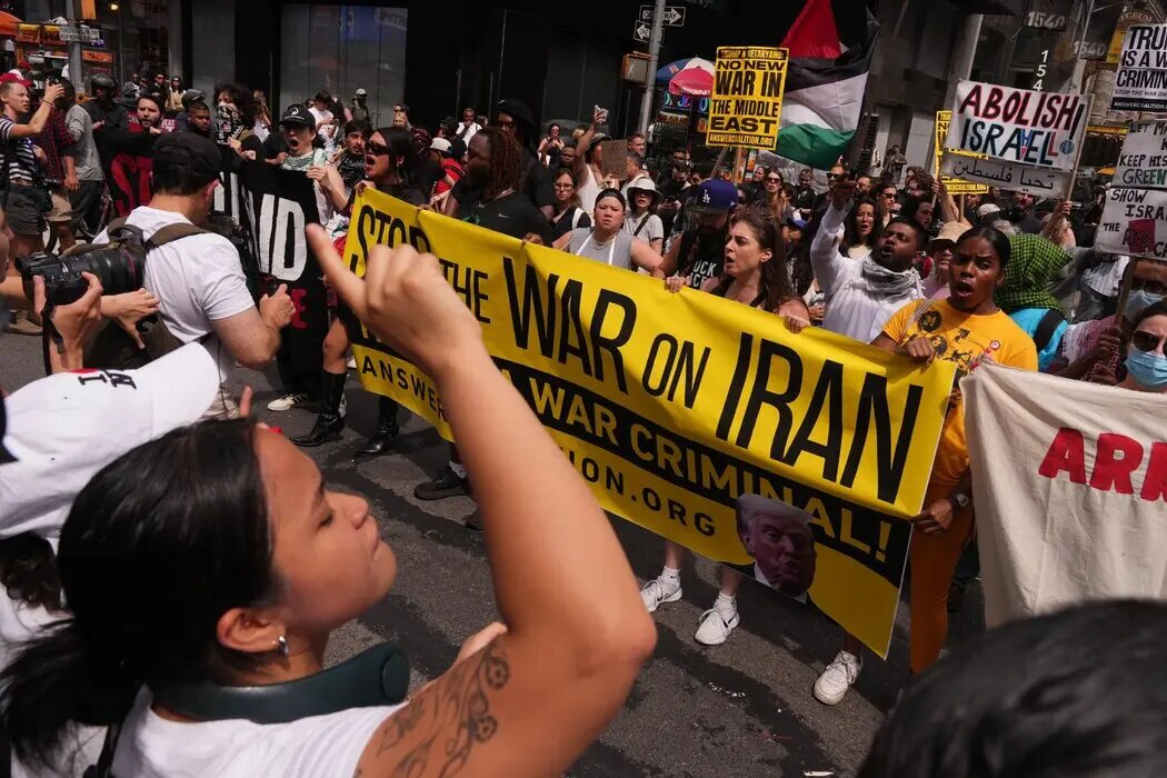 تظاهرات در بیش از ۱۰ شهر آمریکا در اعتراض به حمله علیه ایران+ عکس