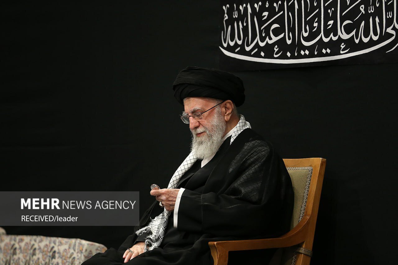 بازتاب حضور مقام معظم رهبری در مراسم شب عاشورا در رسانههای جهان بازتاب حضور مقام معظم رهبری در مراسم شب عاشورا در رسانههای جهان