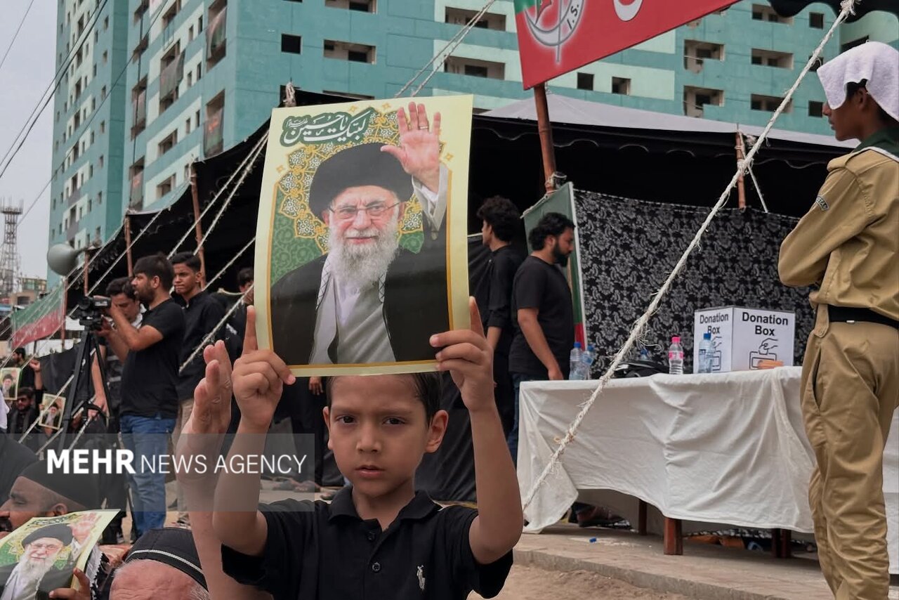 تأييد المعزين الباكستانيين في كراتشي للمقام المعظم للقائد