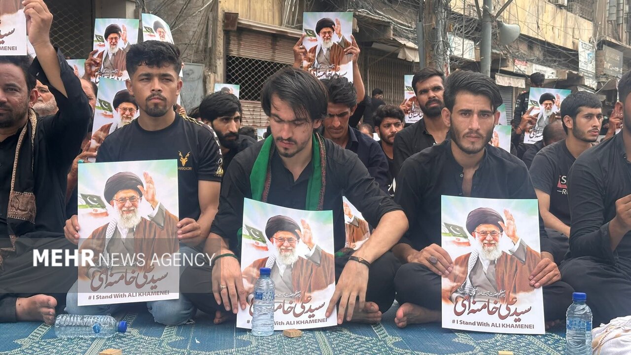 مسيرة تأييد من المعزين الباكستانيين في كراتشي لسماحة القائد الأعلى