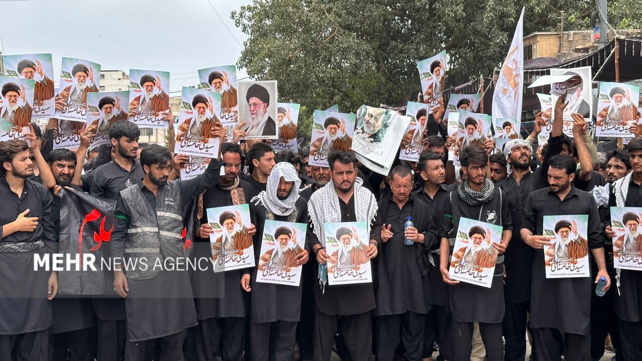 مسيرة تأييد من المعزين الباكستانيين في كراتشي لسماحة القائد الأعلى