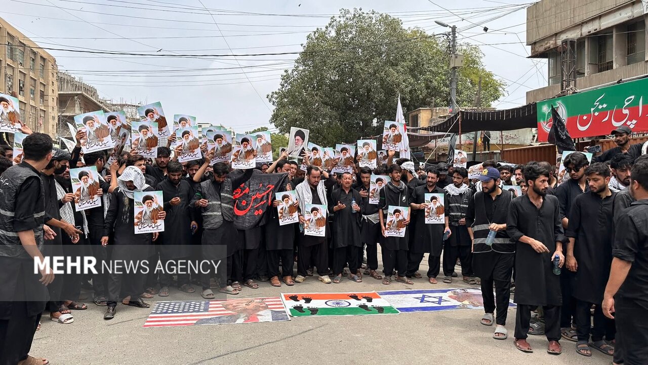 دعم المعزين الباكستانيين في كراتشي لسماحة القائد الأعلى