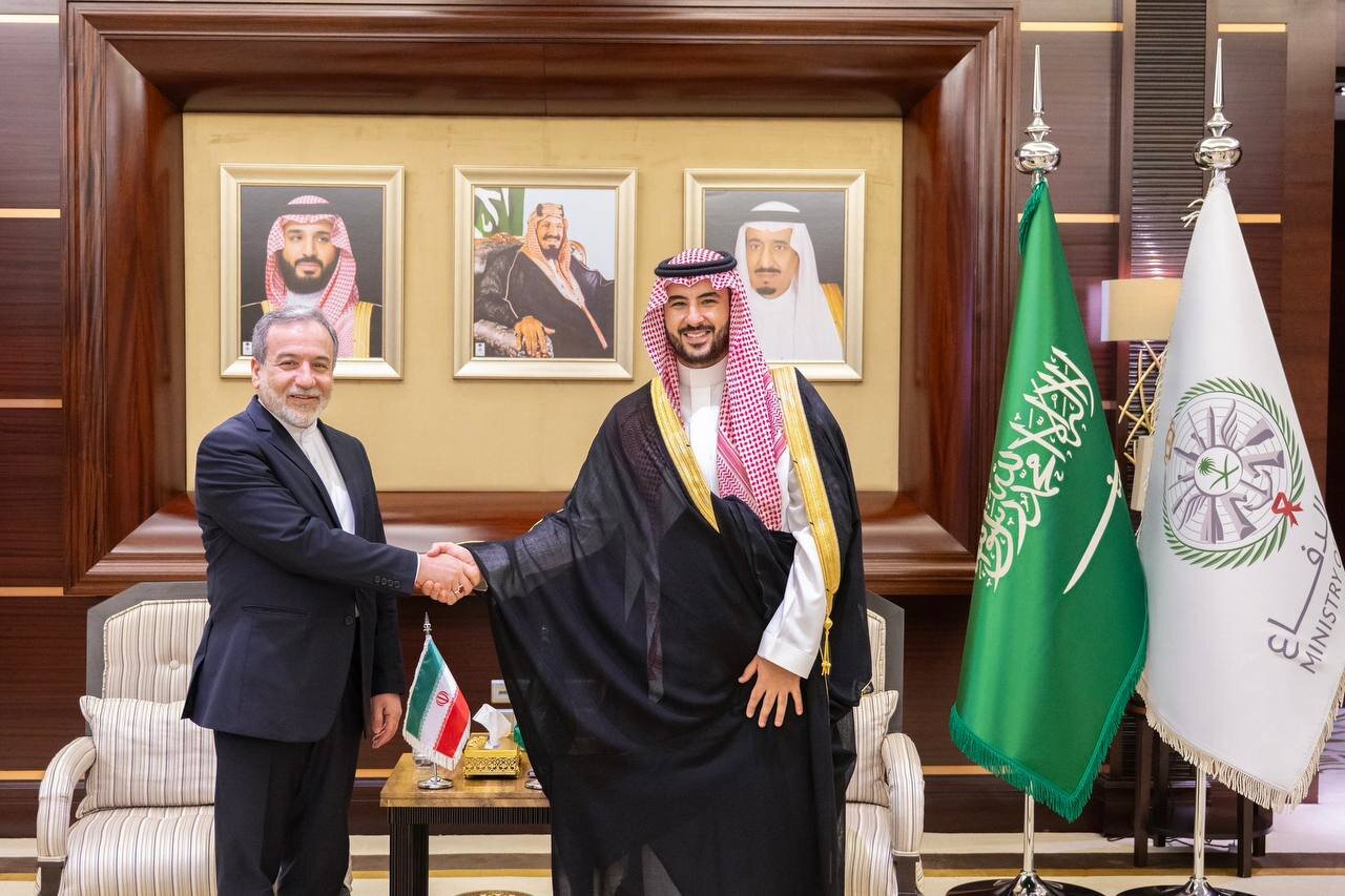 عراقچی با وزیر دفاع عربستان سعودی دیدار و گفتگو کرد عراقچی با وزیر دفاع عربستان سعودی دیدار و گفتگو کرد