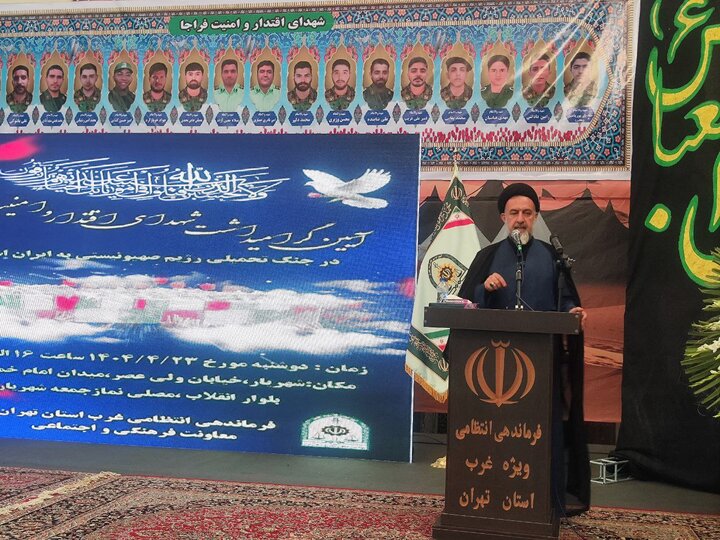 انقلاب اسلامی آغازگر عصر جدید و مایه فخر ایرانیان است انقلاب اسلامی آغازگر عصر جدید و مایه فخر ایرانیان است