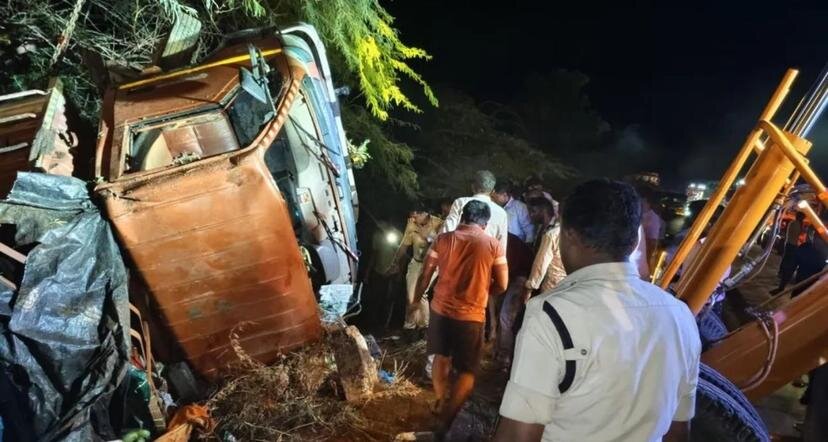 ۱۰ کشته و ۲۰ زخمی در پی برخورد دو اتوبوس در تامیل نادو هند ۱۰ کشته و ۲۰ زخمی در پی برخورد دو اتوبوس در تامیل نادو هند