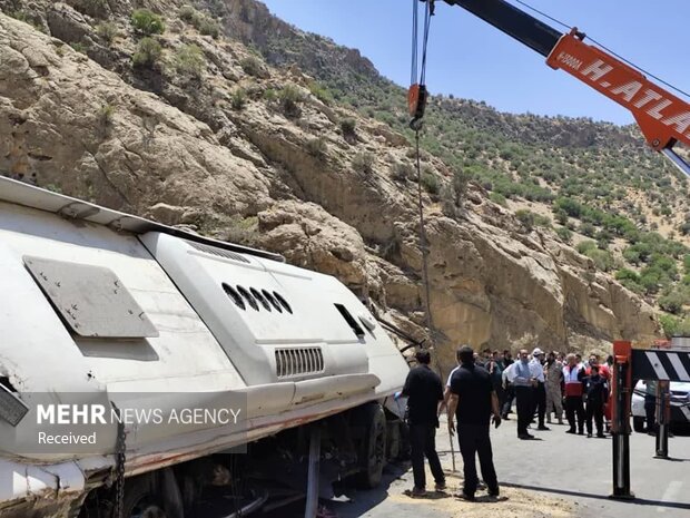 واژگونی اتوبوس در زنجان ۵ مصدوم برجا گذاشت واژگونی اتوبوس در زنجان ۵ مصدوم برجا گذاشت