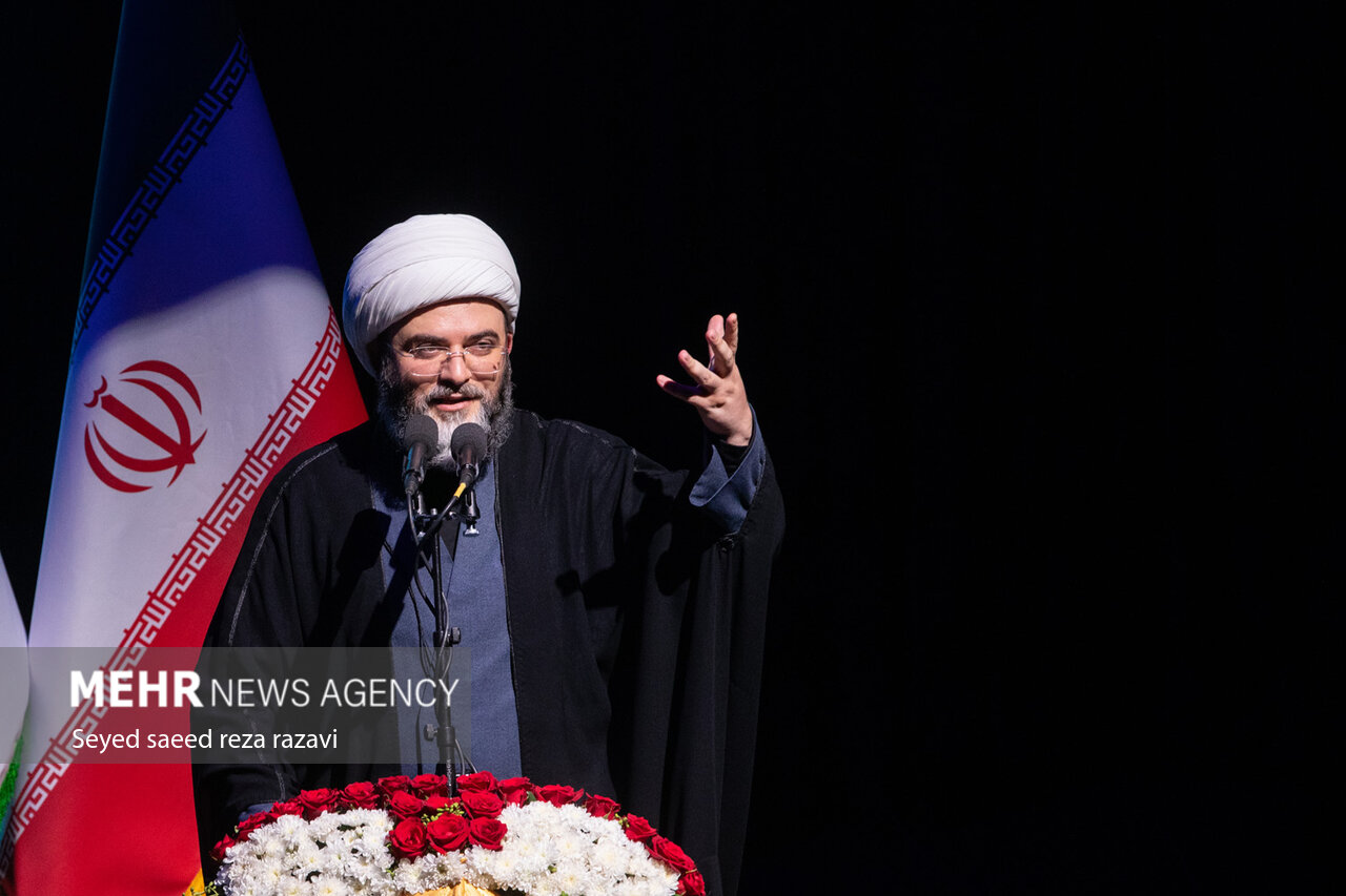 شعر بهترین ابزار بیان مجاهدتهاست؛ سلام شاعر سوری به موشکهای ایرانی شعر بهترین ابزار بیان مجاهدتهاست؛ سلام شاعر سوری به موشکهای ایرانی