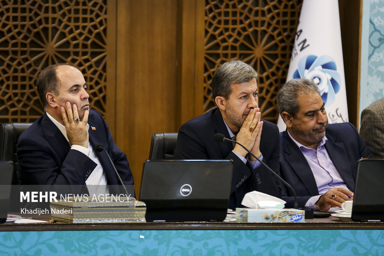 دغدغههای فعالان اقتصادی اصفهان رو در رو با وزیر جهاد کشاورزی دغدغههای فعالان اقتصادی اصفهان رو در رو با وزیر جهاد کشاورزی