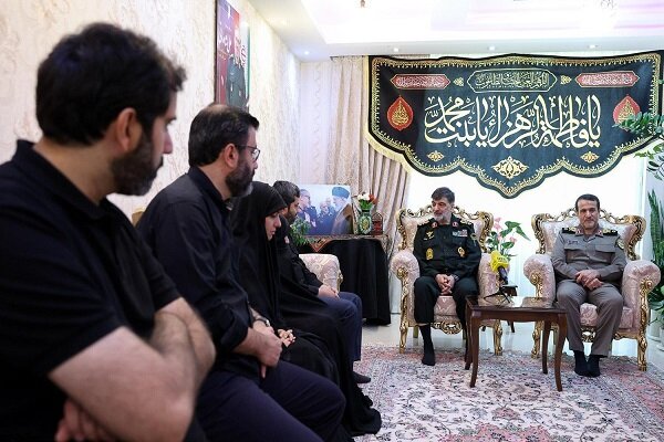 دیدار سردار رادان و سردار کارگر با خانواده شهید شادمانی دیدار سردار رادان و سردار کارگر با خانواده شهید شادمانی