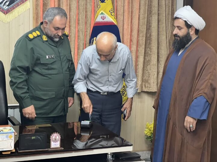 کمک نقدی خانواده شهید اکبری آلاشتی به ستاد پشتیبانی جنگ کمک نقدی خانواده شهید اکبری آلاشتی به ستاد پشتیبانی جنگ