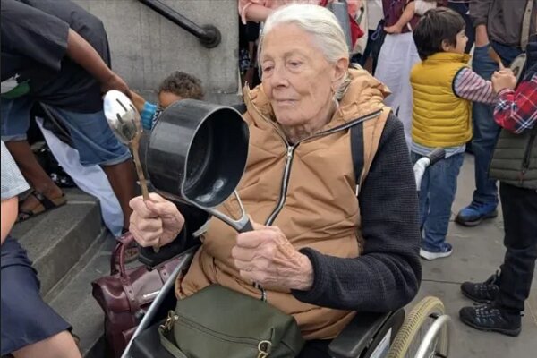 بانوی ۸۸ ساله انگلیسی همچنان در صف حمایت از مردم فلسطین بانوی ۸۸ ساله انگلیسی همچنان در صف حمایت از مردم فلسطین