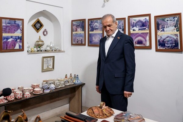 بازدید پزشکیان از مسجد کبود ایروان و اقامه نماز با نمازگزاران بازدید پزشکیان از مسجد کبود ایروان و اقامه نماز با نمازگزاران