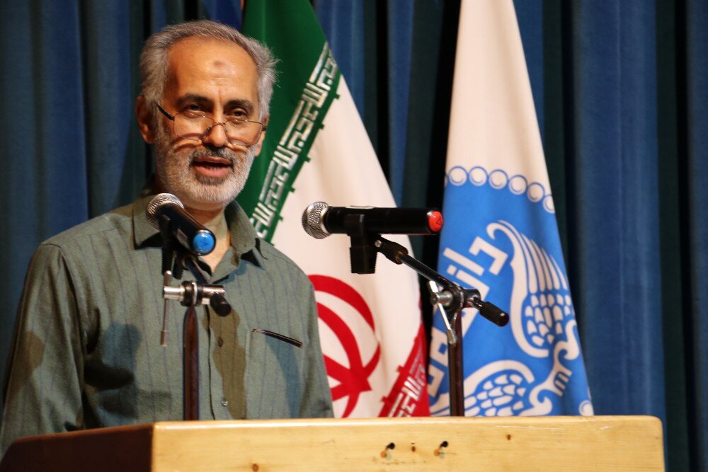 هوش مصنوعی در کنار دهخدا؛ تالیف لغتنامه با روش سنتی۴۰۰ سال طول میکشد هوش مصنوعی در کنار دهخدا؛ تالیف لغتنامه با روش سنتی۴۰۰ سال طول میکشد