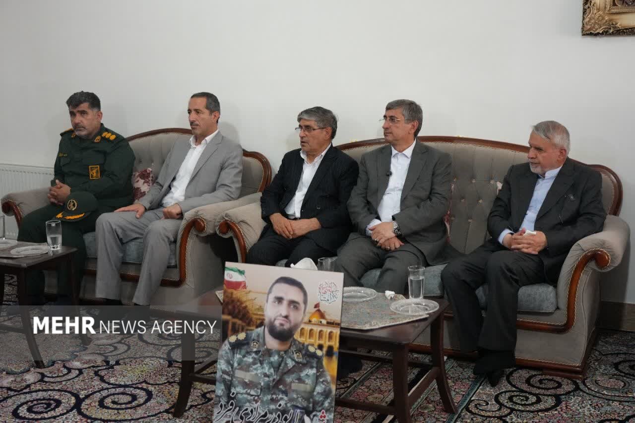 دیدار وزیر میراثفرهنگی با خانواده شهید ابوذر مرادی دیدار وزیر میراثفرهنگی با خانواده شهید ابوذر مرادی