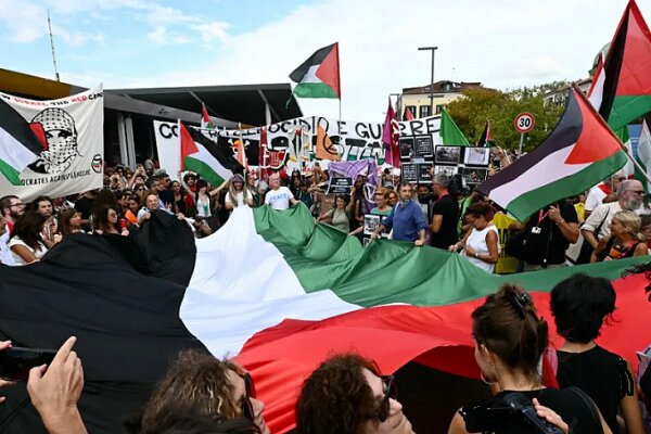 تظاهرات عظیم حامیان غزه در جشنواره فیلم ونیز؛ همدستی غرب متوقف شود