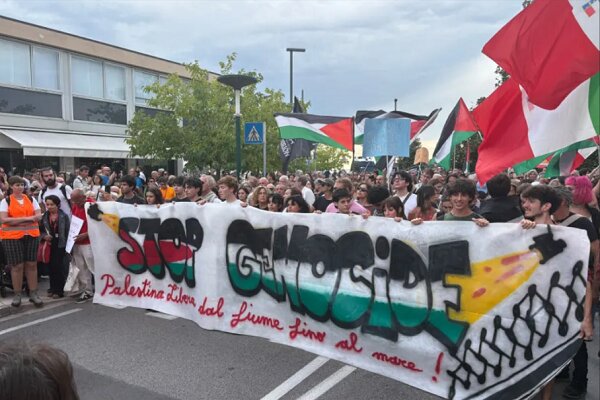 تظاهرات عظیم حامیان غزه در جشنواره فیلم ونیز؛ همدستی غرب متوقف شود