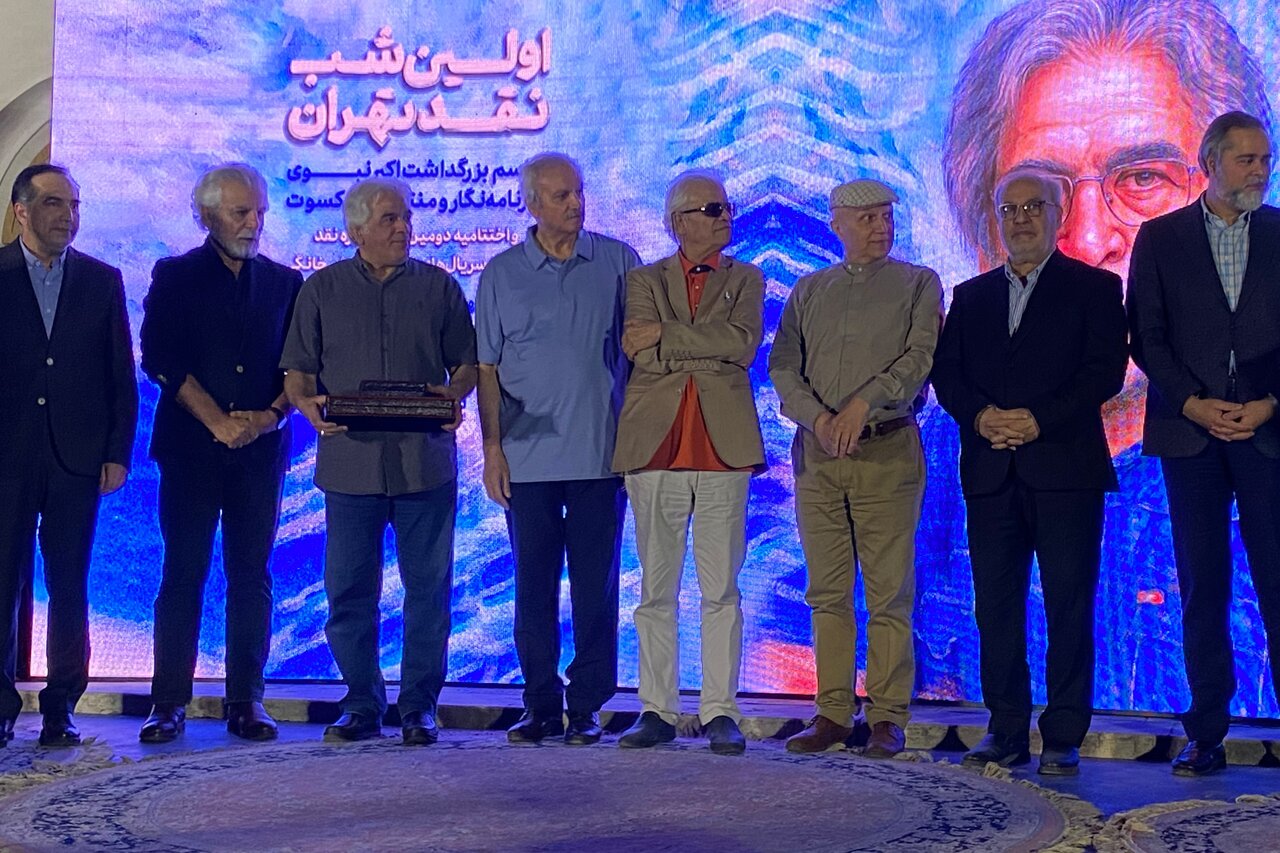 خاطره کمال تبریزی از اولین نمایش «سرزمین مادری»؛ اکبر نبوی تجلیل شد خاطره کمال تبریزی از اولین نمایش «سرزمین مادری»؛ اکبر نبوی تجلیل شد