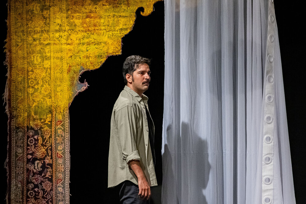 مادرِ «سفید» نماد وطن است؛ اجرای تئاتر در شرایط امروز به جنون میماند مادرِ «سفید» نماد وطن است؛ اجرای تئاتر در شرایط امروز به جنون میماند