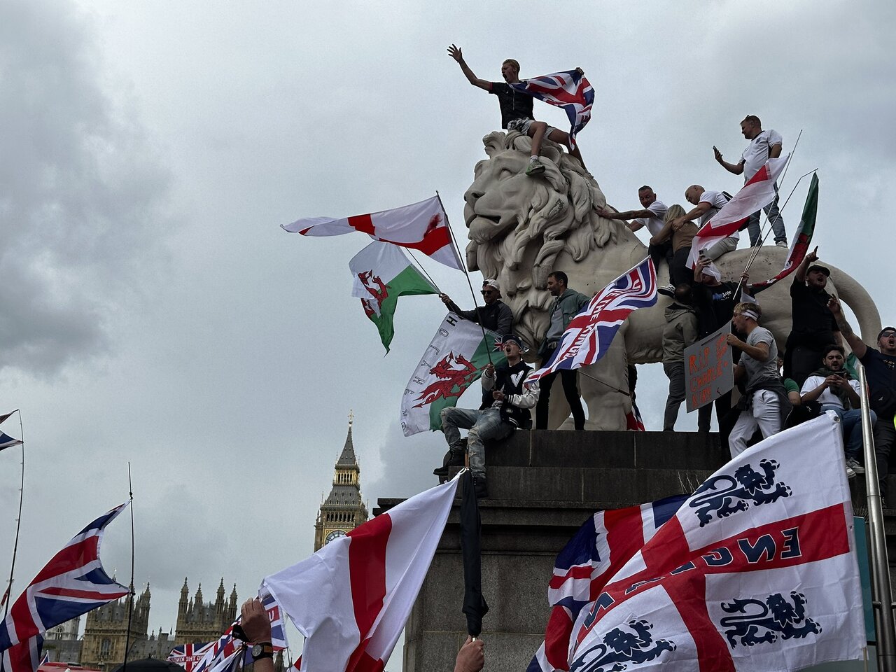 اعتراضات ضدمهاجرتی در انگلیس؛ وزیر کشور درباره حمله به پلیس هشدار داد