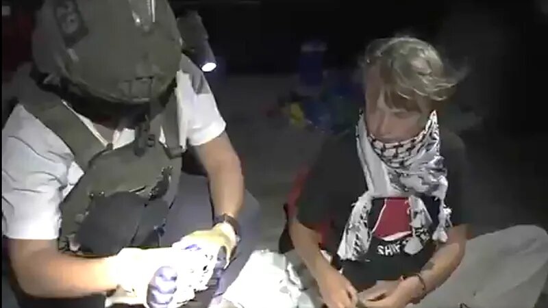 لحظه یورش صهیونیستها به یکی از کشتیهای کاروان صمود+ فیلم لحظه یورش صهیونیستها به یکی از کشتیهای کاروان صمود+ فیلم