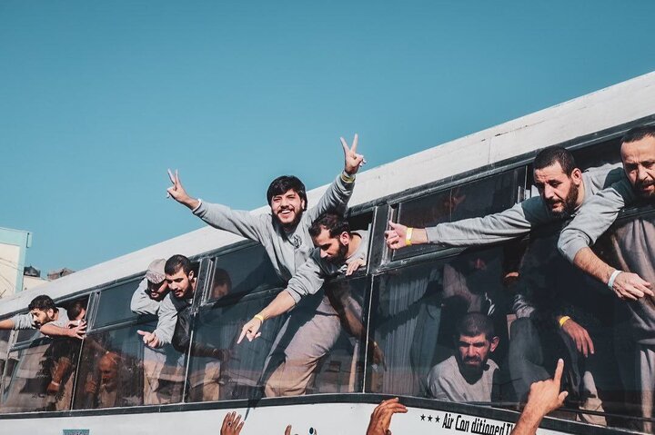 استقبال از اسرای آزاد شده فلسطینی از دریچه دوربینها؛ جشن پیروزی + عکس