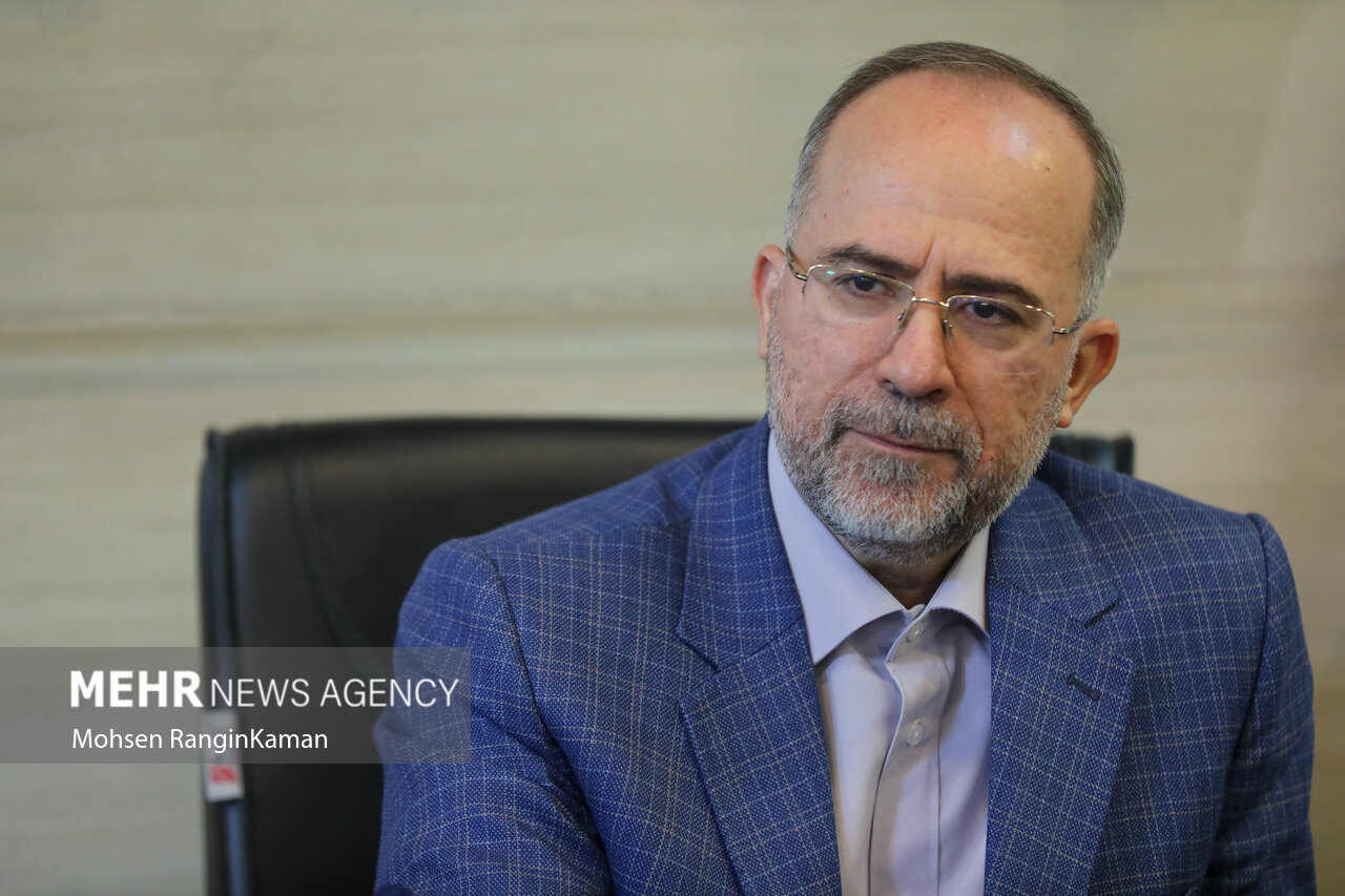 مرز دشمنی بین متدین و غیرمتدین نباید باشد؛شعر کفرآمیز دستاویز دشمن است مرز دشمنی بین متدین و غیرمتدین نباید باشد؛شعر کفرآمیز دستاویز دشمن است