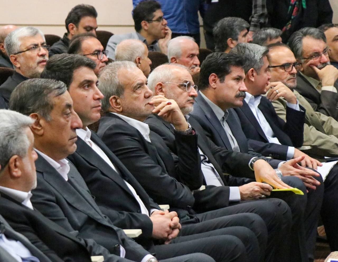 پزشکیان در کردستان: دست در دست هم بیعدالتی را از بین ببریم پزشکیان در کردستان: دست در دست هم بیعدالتی را از بین ببریم