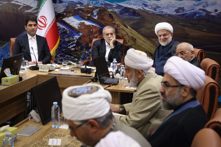 دیدار رئیسجمهور پزشکیان با جمعی از علما و روحانیون استان کردستان دیدار رئیسجمهور پزشکیان با جمعی از علما و روحانیون استان کردستان