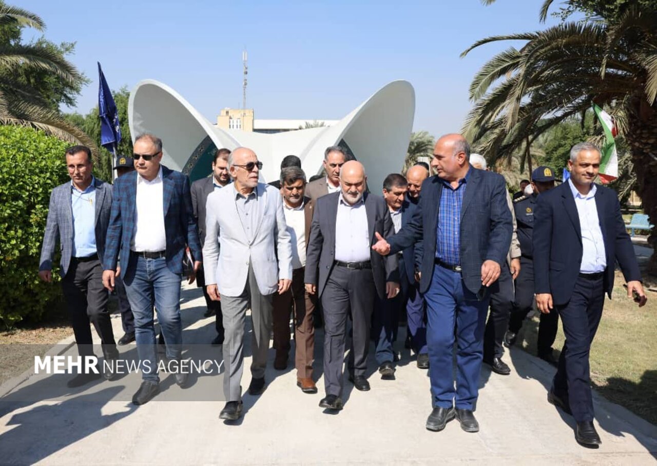نماینده رئیسجمهور: بندر امام خمینی(ره) محور اقتصاد دریاپایه کشور است نماینده رئیسجمهور: بندر امام خمینی(ره) محور اقتصاد دریاپایه کشور است