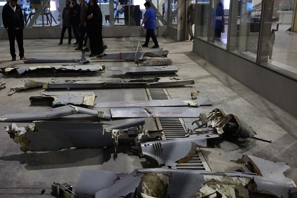 نمایش لاشه پهپادهای «هرون» و «هرمس» ارتش رژیم صهیونیستی نمایش لاشه پهپادهای «هرون» و «هرمس» ارتش رژیم صهیونیستی