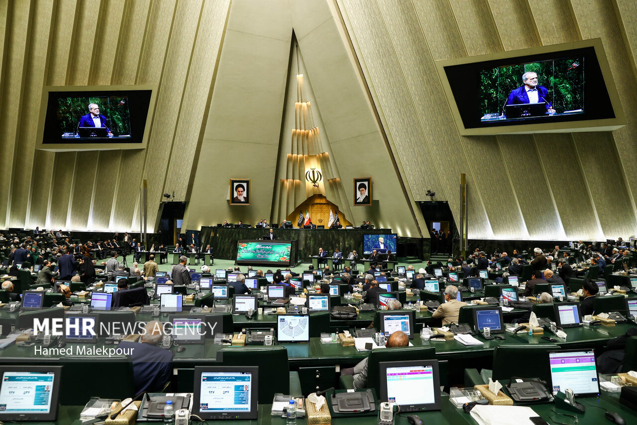 بررسی بازار کالاهای اساسی و نوسانات ارزی در نشست غیرعلنی مجلس بررسی بازار کالاهای اساسی و نوسانات ارزی در نشست غیرعلنی مجلس