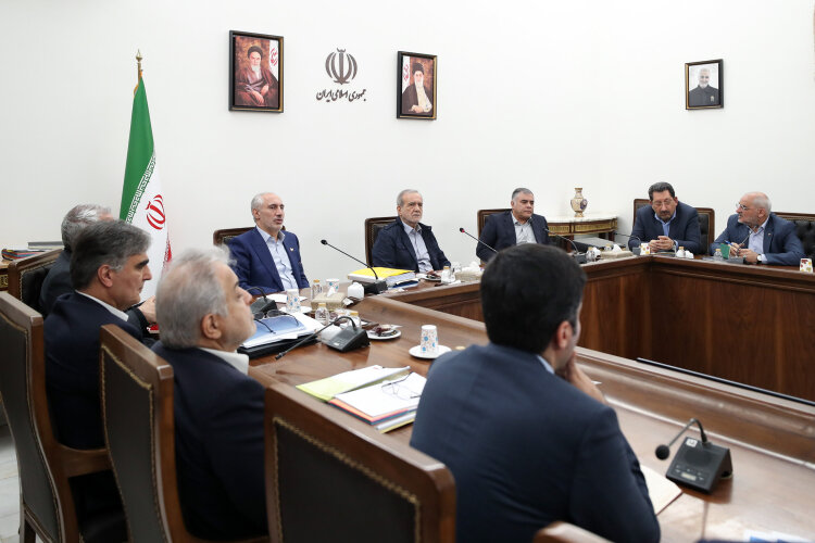 تأکید پزشکیان بر افزایش تولید و رفع ناترازیها در حوزه انرژی تأکید پزشکیان بر افزایش تولید و رفع ناترازیها در حوزه انرژی