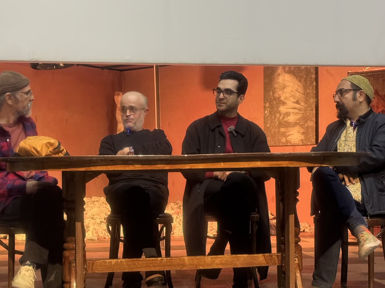 مادر مخوف از نگاه منتقدان؛ وقتی معنا در سکوت و اختلال بدن زاده میشود مادر مخوف از نگاه منتقدان؛ وقتی معنا در سکوت و اختلال بدن زاده میشود