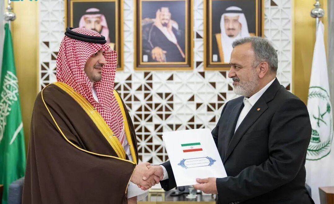 پیام رئیس جمهوری ایران به محمد بن سلمان تحویل وزیر کشور عربستان شد پیام رئیس جمهوری ایران به محمد بن سلمان تحویل وزیر کشور عربستان شد