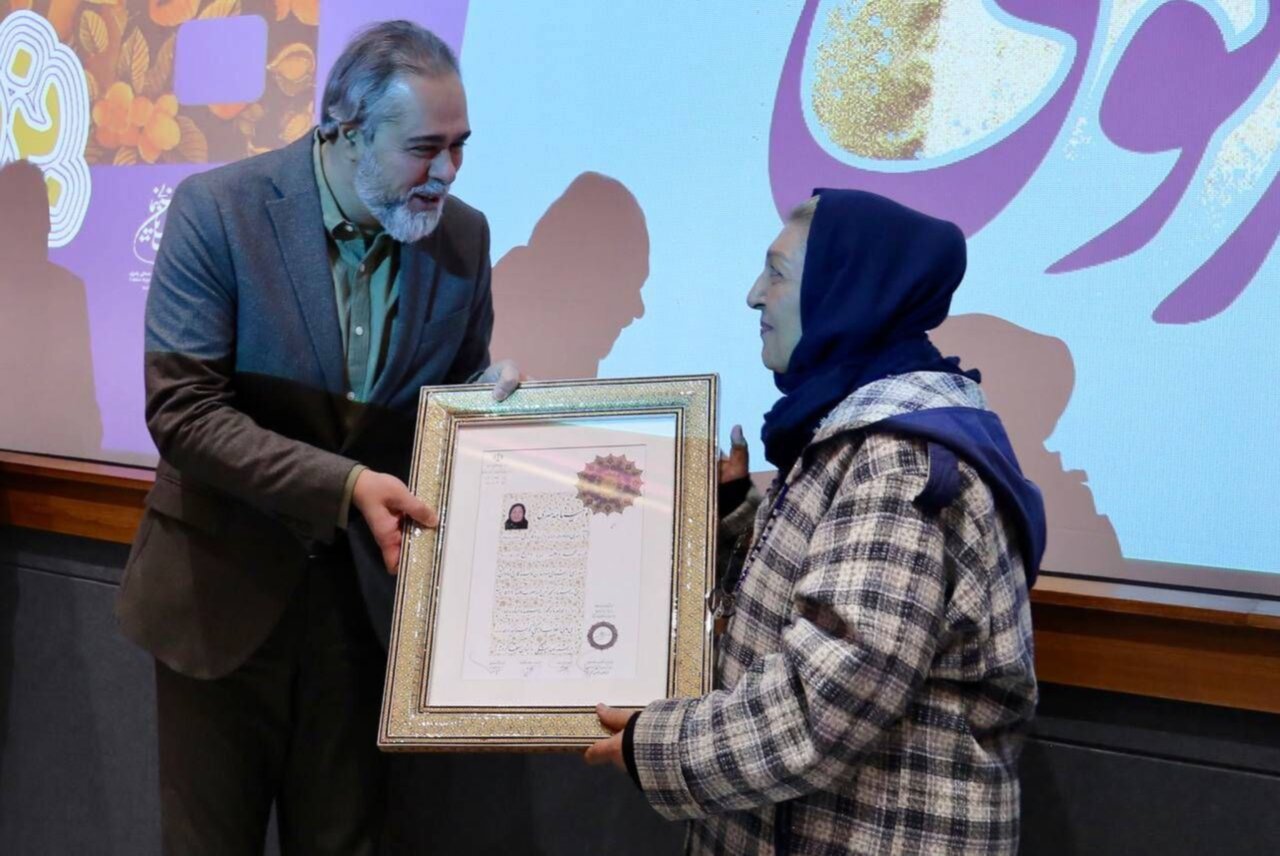 نشان درجه یک هنری برای مینو غزنوی؛ تجلیل از صدایی که مثل حریر شفاف است نشان درجه یک هنری برای مینو غزنوی؛ تجلیل از صدایی که مثل حریر شفاف است