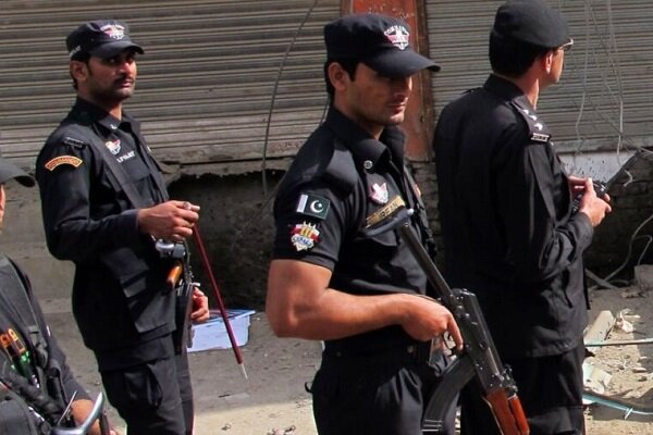 انفجار خودرو در پاکستان با بمب دستساز؛ ۲ پلیس کشته و ۴ تن زخمی شدند انفجار خودرو در پاکستان با بمب دستساز؛ ۲ پلیس کشته و ۴ تن زخمی شدند