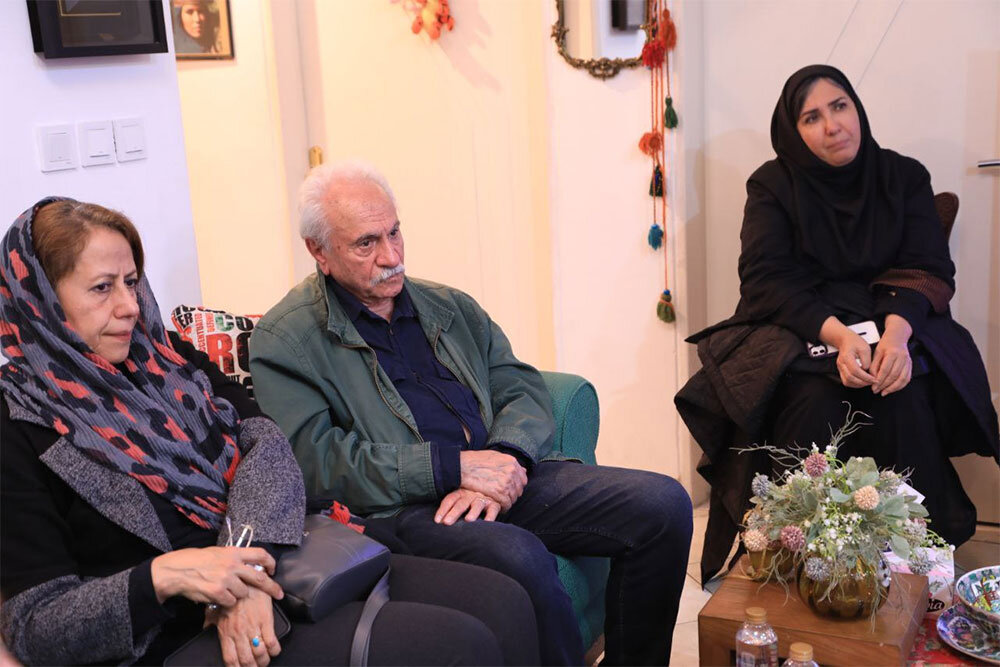 هنرمندان در اولین روز درگذشت هادی مرزبان به منزلش رفتند هنرمندان در اولین روز درگذشت هادی مرزبان به منزلش رفتند