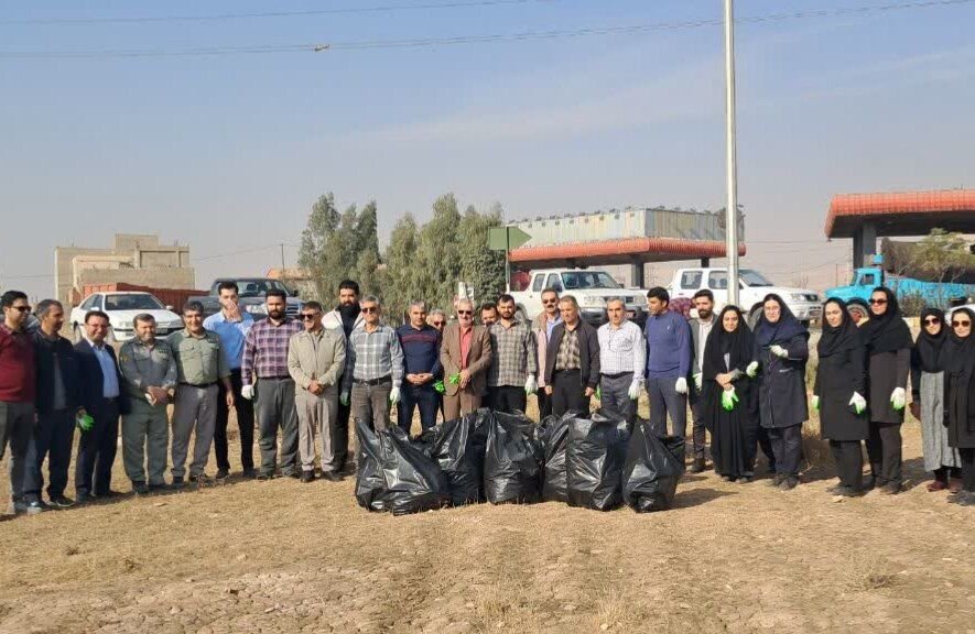 ۴ هکتار مزارع آلوده به پلاستیک روستای کرند گرمسار پاکسازی شد ۴ هکتار مزارع آلوده به پلاستیک روستای کرند گرمسار پاکسازی شد